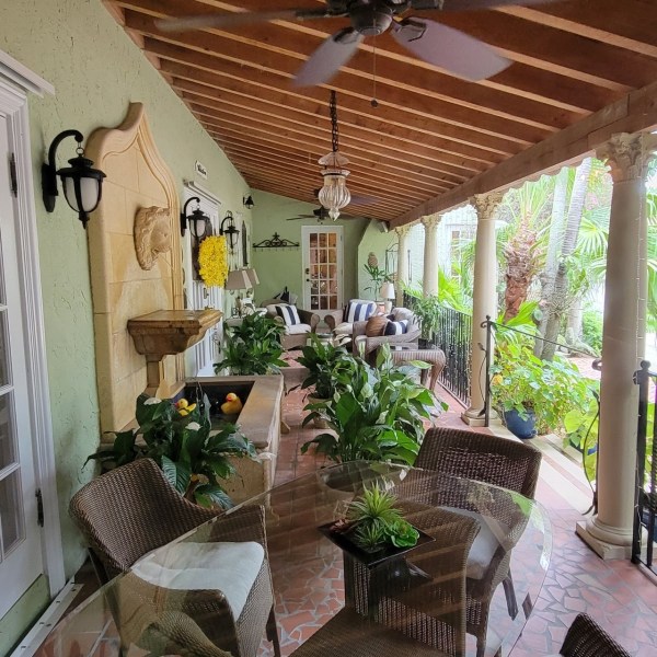 front porch of casa Grandview bed and breakfast in west palm beach