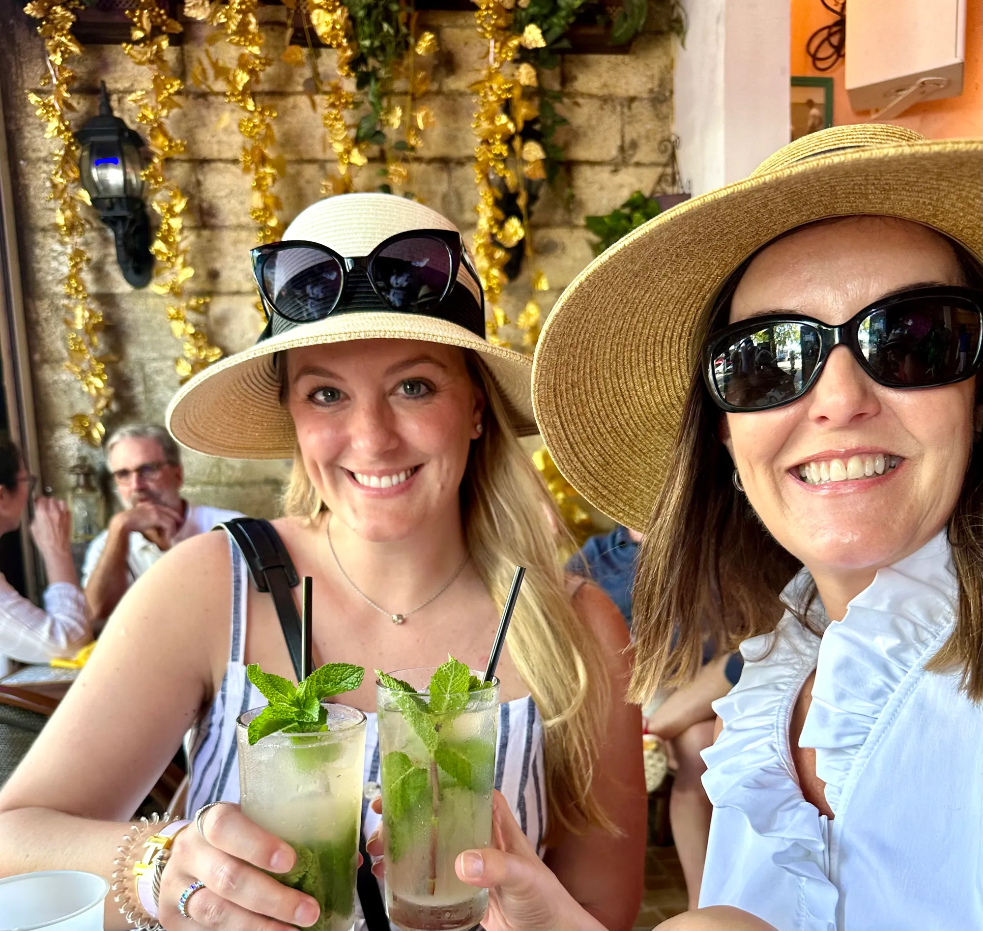 IMG_2879 two women in hats with mojitos