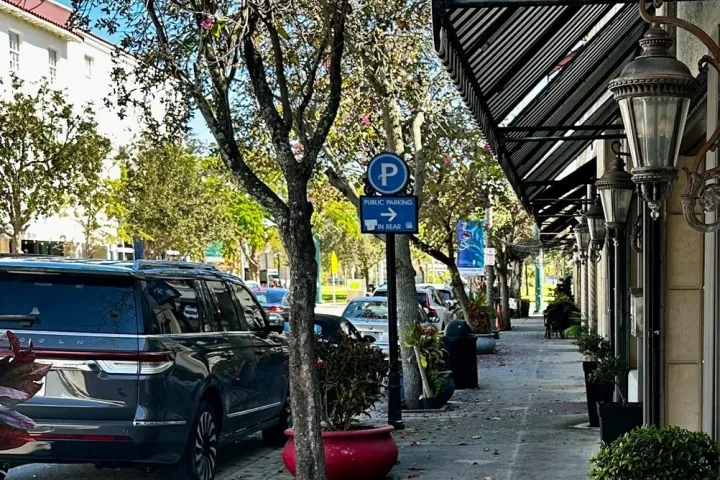 a car parked on the side of a building